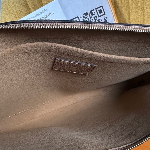 LOUIS VUITTON
Monogram Daily Pouch Sesame - Picture 7 of 16